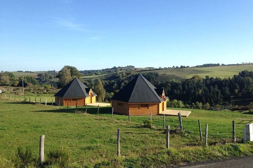 Chalet \"Le Mélèze\" à la Campagne in Anterrieux, Saint-Flour region