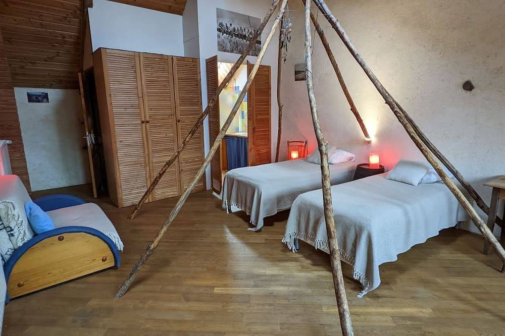 Quiet, typical ecological farmhouse for 12 people in the Pays de Redon. in La Chapelle-de-Brain, Redon und Umgebung