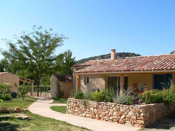 Gîte pour 4 personnes, avec jardin à Quinson
