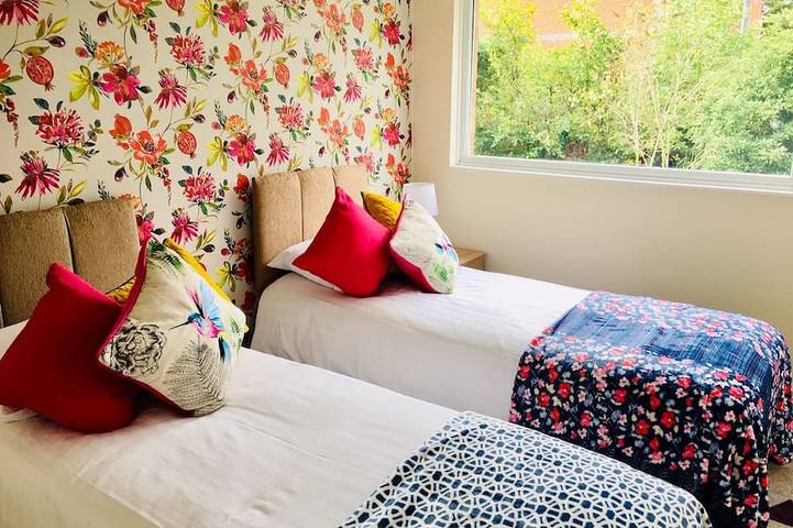 Homely Birch Close House with Free Parking, Garden & Sleeps 8 in Cambridge, Cambridgeshire