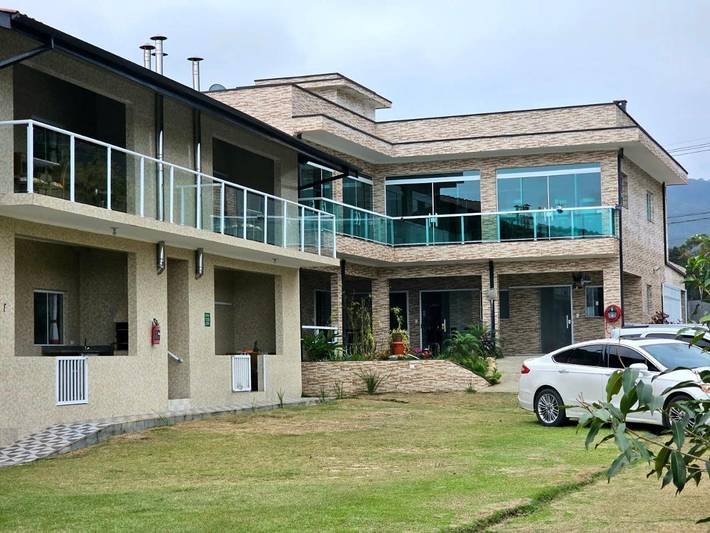 Casas e apartamentos de temporada para 10 pessoas, com terraço e jardim e ainda vista, com animais de estimação em Maranduba