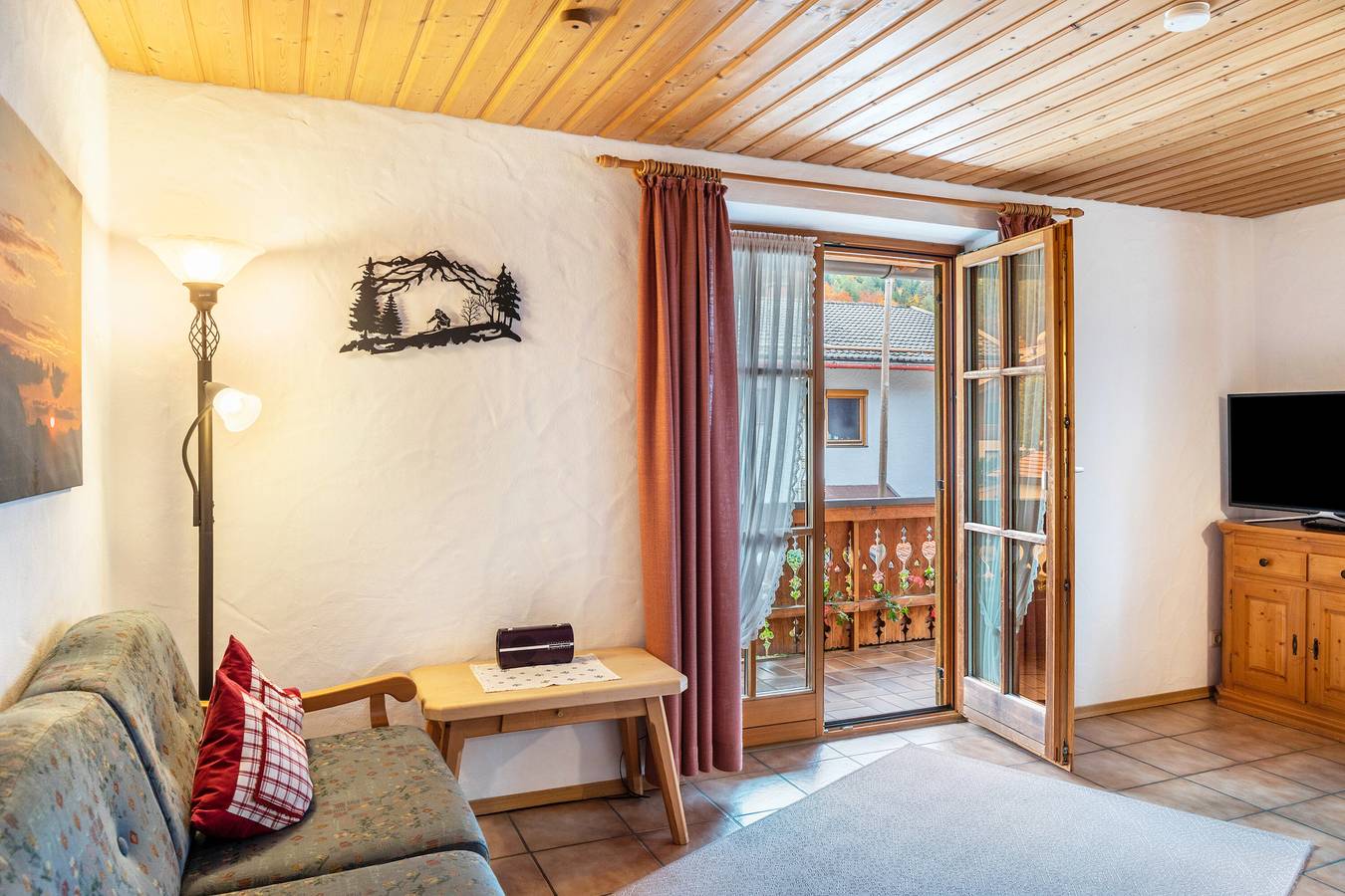 Ganze Wohnung, Ferienwohnung 'Wetterstein' mit Bergblick, Balkon und Wi-Fi in Mittenwald, Bayerische Alpen
