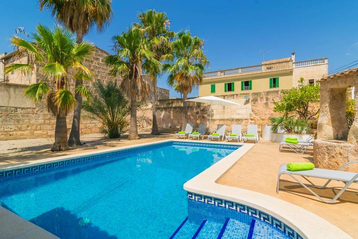 Villa for 10 people, with garden and terrace as well as pool - 1