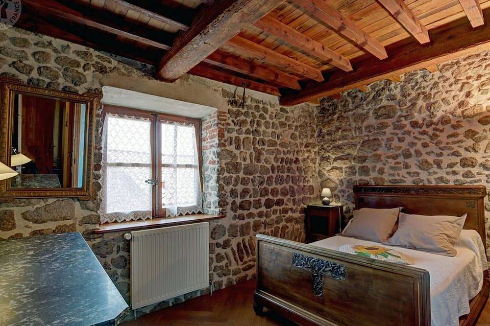 Gîte authentique et confortable pour 6 dans le Forez in Essertines-en-Châtelneuf, Parc Naturel Régional Livradois-Forez