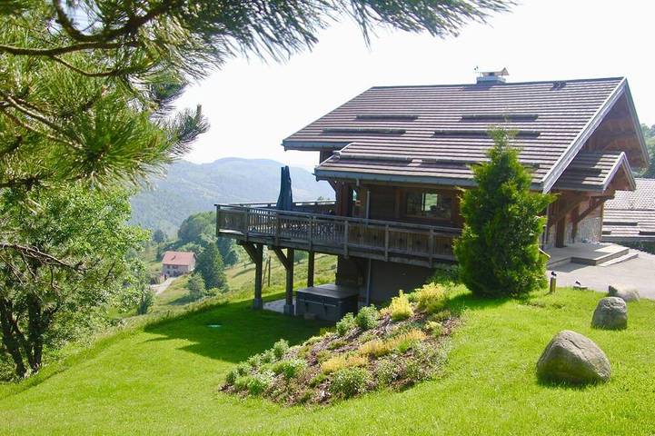 Chalet pour 10 personnes, avec sauna ainsi que jacuzzi et jardin à La Bresse