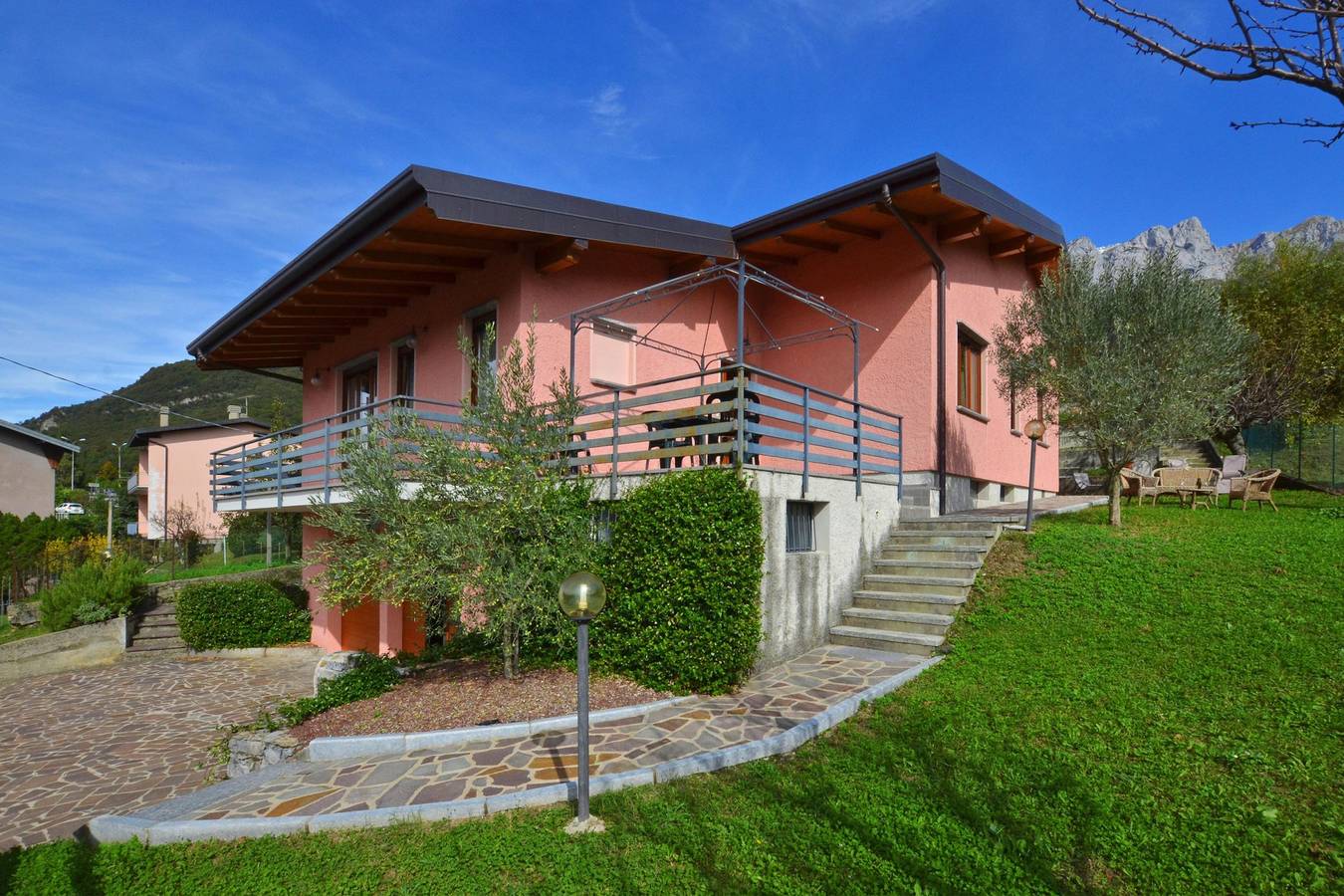 Casa Virginia in Rongio, Mandello del Lario