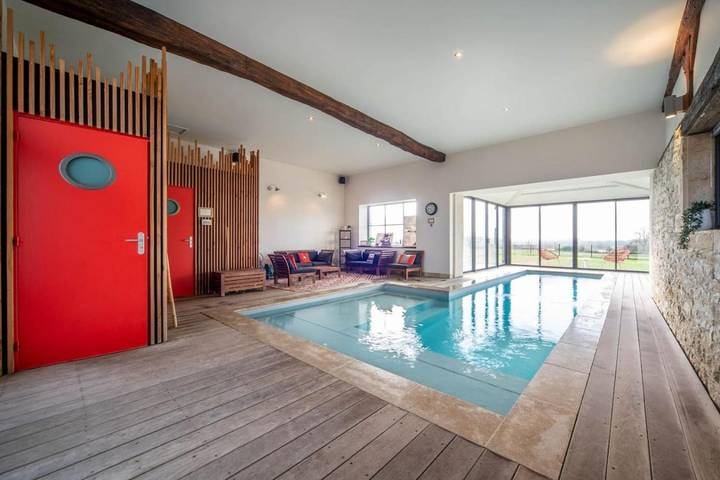 Location de vacances pour 6 personnes, avec terrasse et vue ainsi que piscine et jardin, animaux acceptés à Saint-Germain-du-Plain