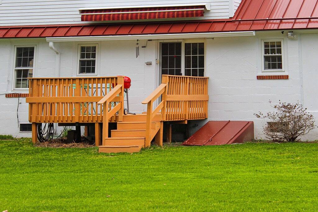 Updated Cape home with Wifi, W/D, full kitchen & clawfoot tub in Gilford, Lake Winnipesaukee