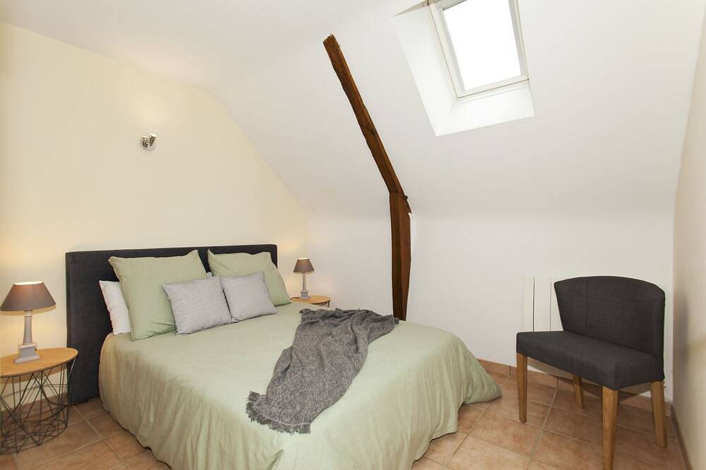 Stone cottage with private covered pool near the medieval city of Josselin. in Guégon, Région de Pontivy