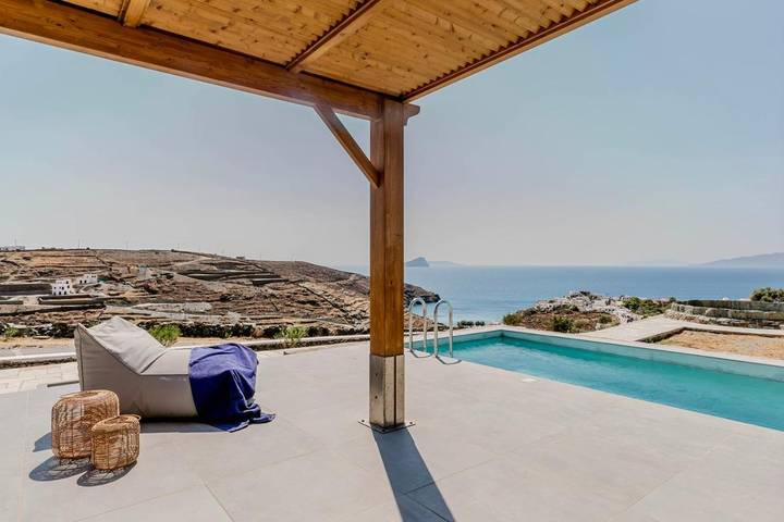 Location de vacances pour 2 personnes, avec piscine et jardin ainsi que vue et balcon dans Κανάλα