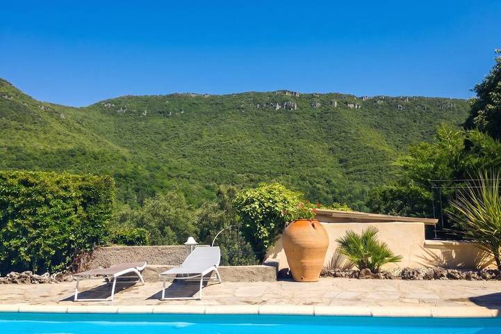 Location de vacances pour 8 personnes, avec Terrasse ainsi que Jardin et Piscine à Saint-Julien-de-la-Nef