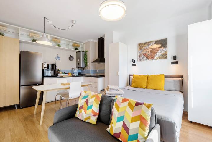 Entire studio, Studio Apartment 'La Casa De La Muralla' with Balcony, Wi-Fi and Air Conditioning in Málaga Central District, Malaga