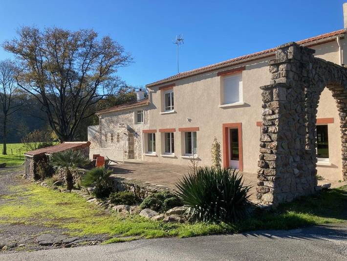 Gîte pour 10 personnes, avec Balcon et Terrasse ainsi que Jardin et Vue dans Sèvremoine