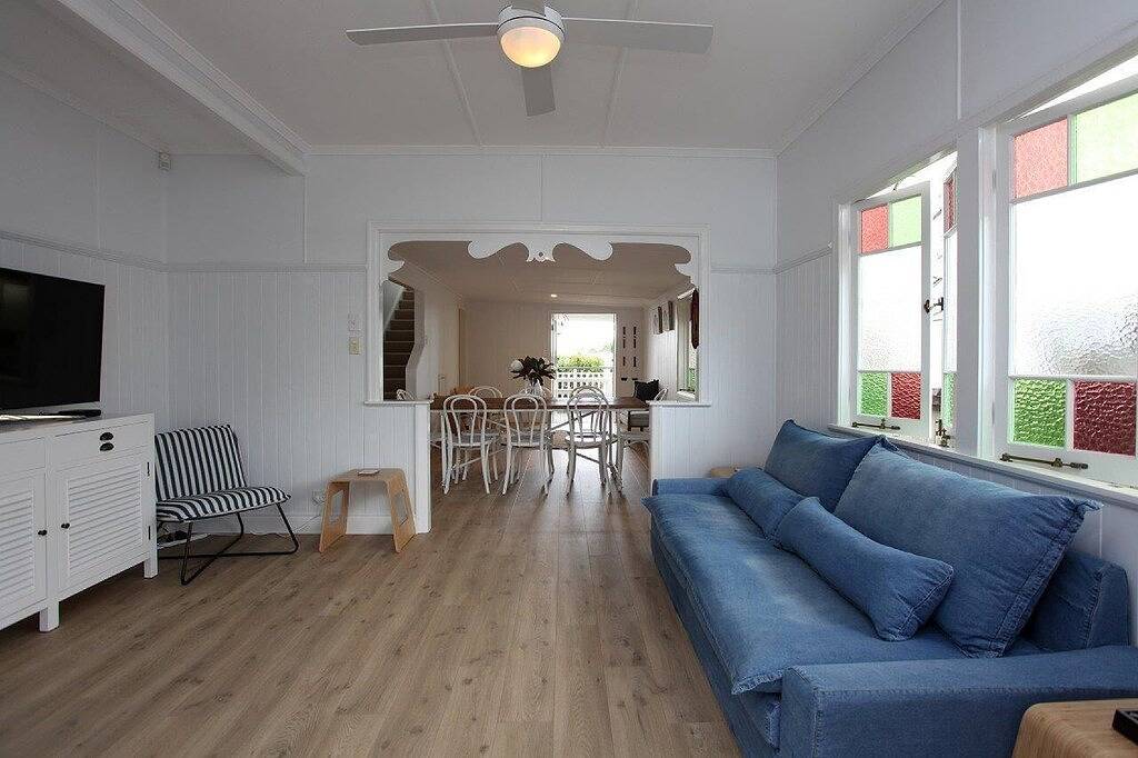 Holiday Home for 9 People in Moffat Beach, Sunshine Coast