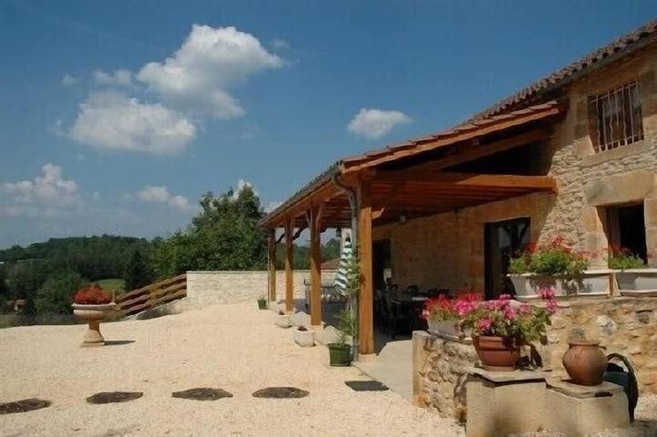 Gîte pour 14 personnes, avec jardin ainsi que terrasse et jacuzzi, animaux acceptés