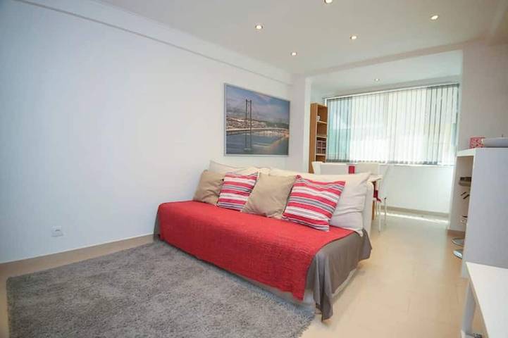 Ganze Wohnung, Modern and Cozy home at 5km from downtown and 900m from the American embassy in Lissabon, Costa de Lisboa