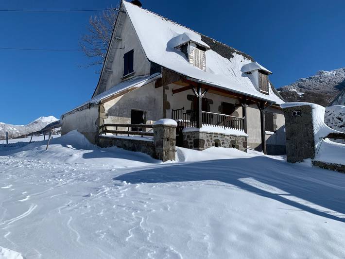 Maison de campagne pour 8 personnes, avec jardin et balcon dans le Cantal