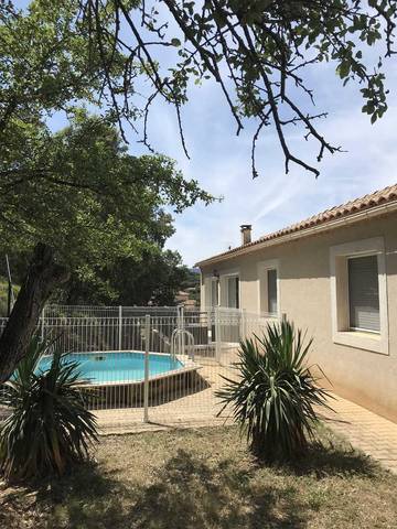 Gîte pour 6 personnes, avec terrasse et piscine à Puéchabon