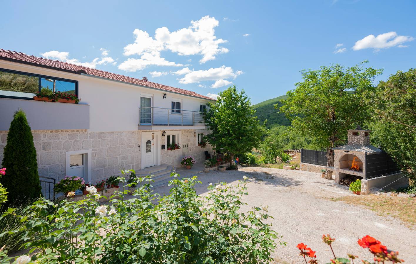 Geräumige 2-Zimmer-Wohnung mit Pool, Terrasse und kostenlosem WLAN in Makarska Riviera