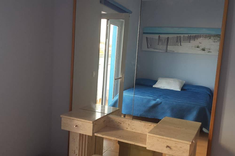Town house 8 mins walk from beach and 3 mins from harbour (quiet street). in Alvor, Faro District