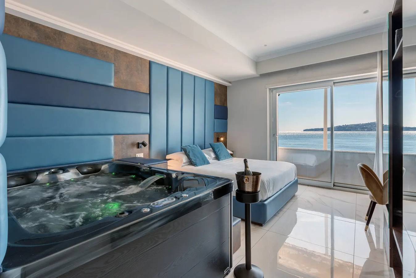 Room Suite with Private Pool, Wi-Fi, and Air Conditioning in Naples, Naples Province