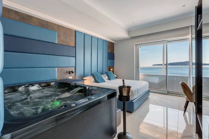 Room for 3 people in Naples