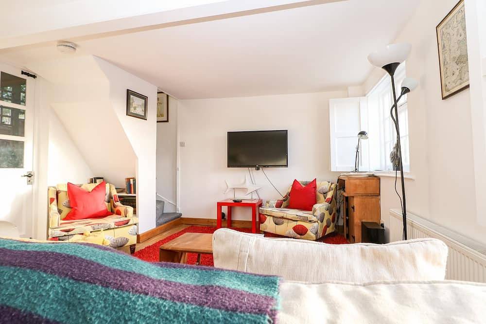Lantern Cottage, pet friendly, character holiday cottage in Rye in Rye, East Sussex