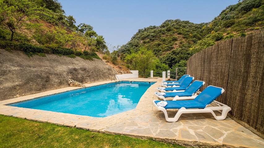 Chalet para 18 personas, con balcón/terraza y piscina en Valle del Genal