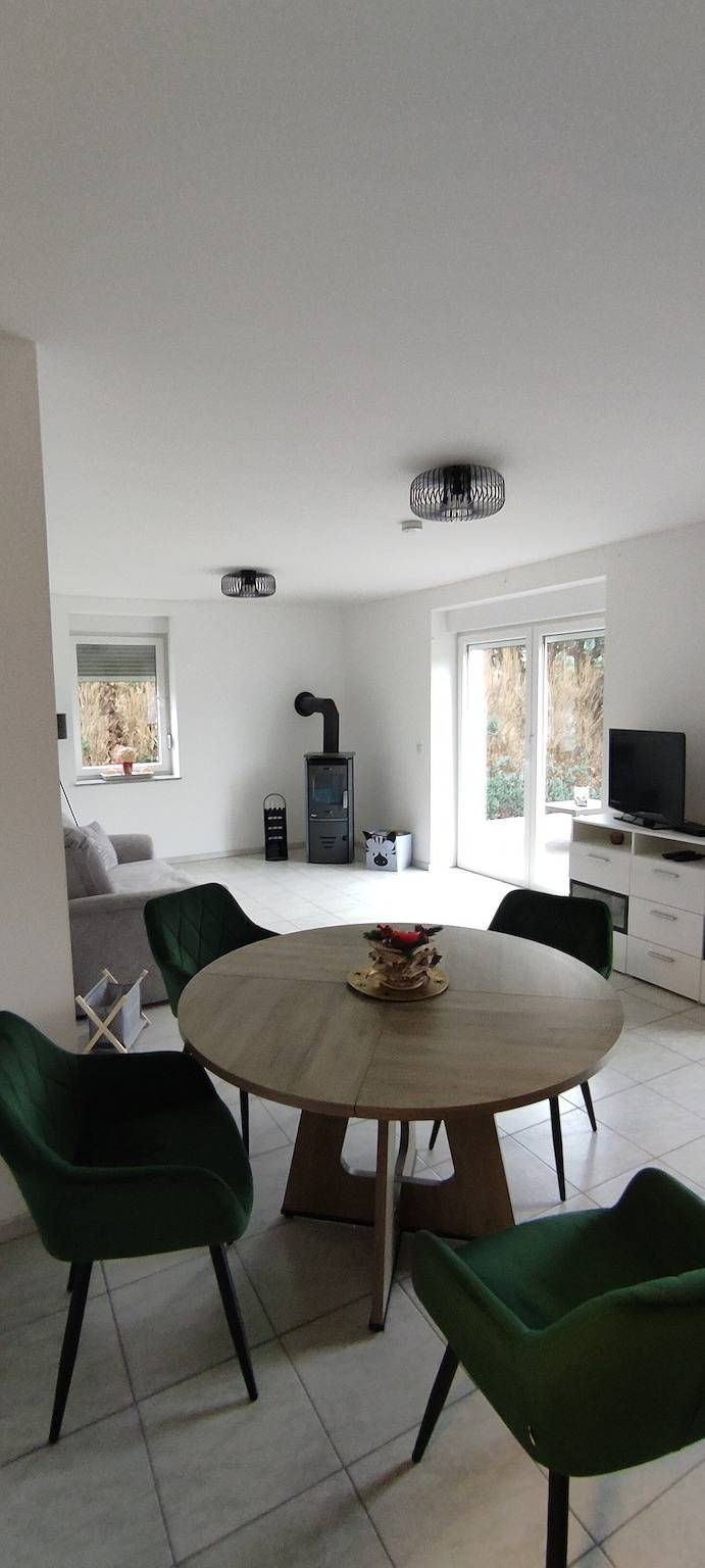 Apartamento entero, Apartamento 'Ferienwohnung Seeglück' con terraza privada y jardín privado in Lauchhammer, Naturpark niederlausitzer heidelandschaft (Brandenburg)