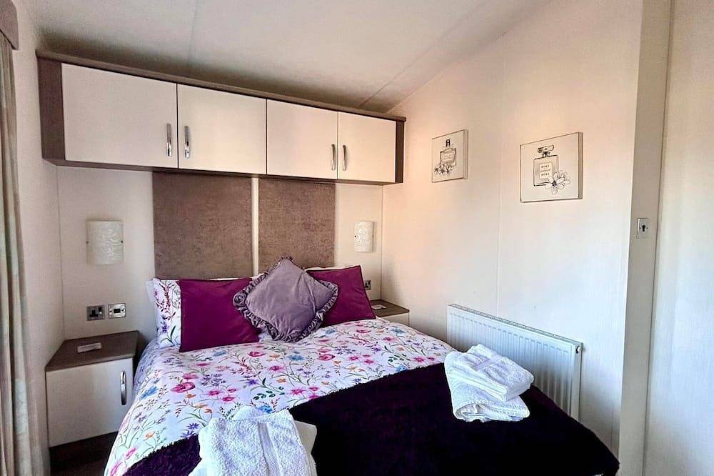 Patricia's Lodge, luxury lodge with private hot tub, Felmoor Park in Morpeth, Northumberland