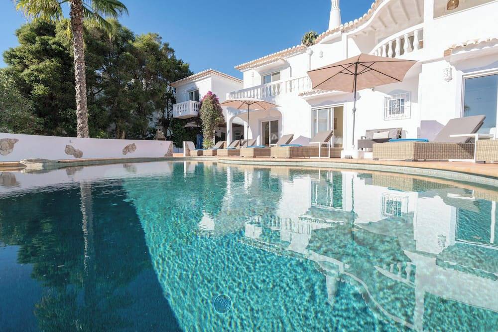 Fantastic 6 bedroom villa with heated pool, beautiful garden and sea views. in Praia da Luz, Faro District