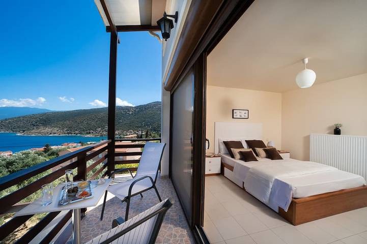 Villa Kandia 6 habitaciones con piscina privada y vistas impresionantes al mar. in Agia Effimía, Cefalonia