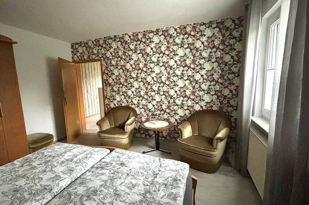 Ganze Wohnung, Ferienwohnung Schöne Aussicht  ruhige Lage - direkt am Wald - ideal zum Wandern in Nieheim, Kreis Höxter
