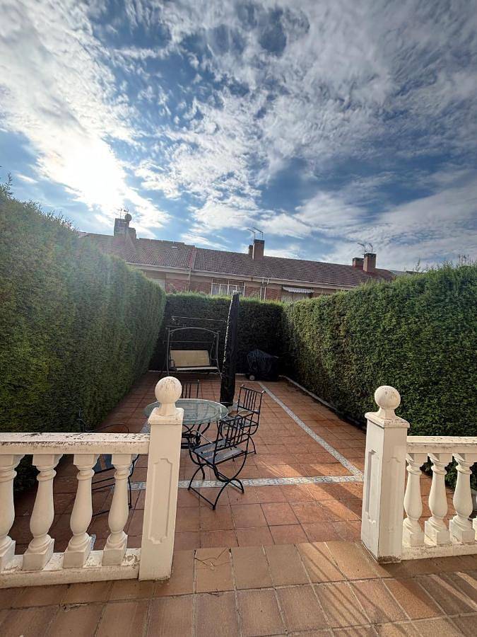 Gîte pour 3 personnes, avec Balcon ainsi que Terrasse et Jardin à Parla