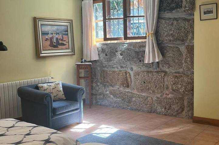 Ganze Wohnung, Beautiful spacious farmhouse apartment, with private pool, terrace, Bbq, Netflix in Longos, Braga Distrikt
