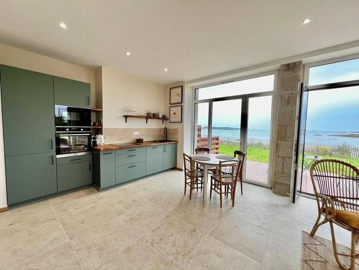 Gîte pour 2 personnes, avec vue ainsi que jardin et terrasse dans Plage Du Billou Santec - 4