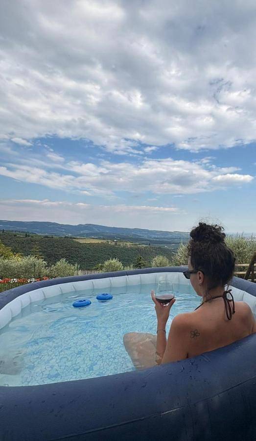 Ferienwohnung für 4 Personen, mit Balkon und Whirlpool sowie Terrasse und Garten