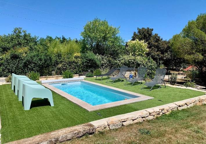 Location de vacances pour 4 personnes, avec vue ainsi que piscine et jardin à Lussas