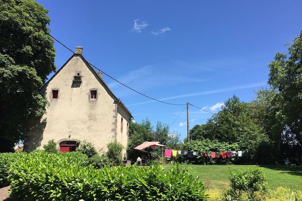 Haus Chazelles in einem Park mit Schwimbad, direkt neben dem Schloss. in Avèze, Regionaler Naturpark Volcans d'Auvergne