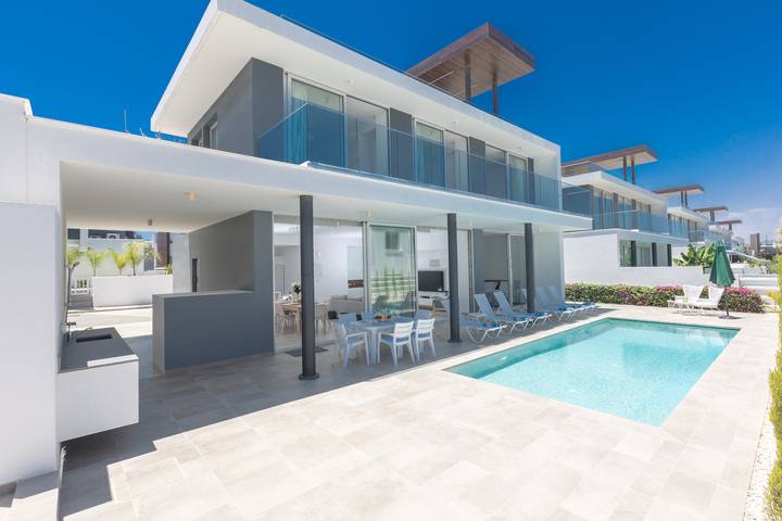 Vacation rental for 8 people, with ocean view and yard as well as balcony in Cyprus