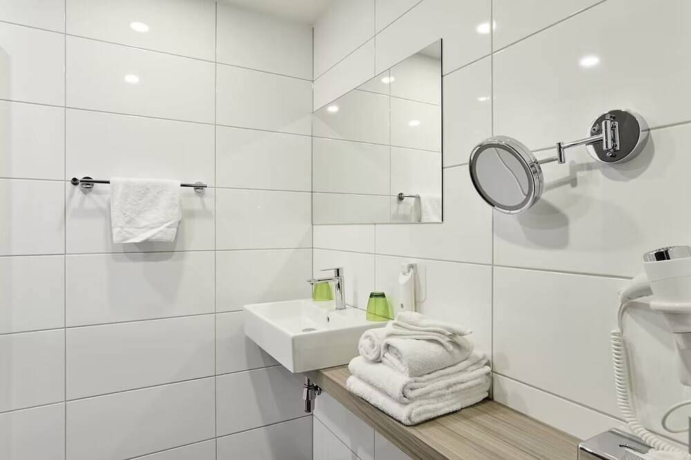 Clean, Modern Rooms with Easy City & Airport Connections! Onsite Dining in Rotterdam, Südholland