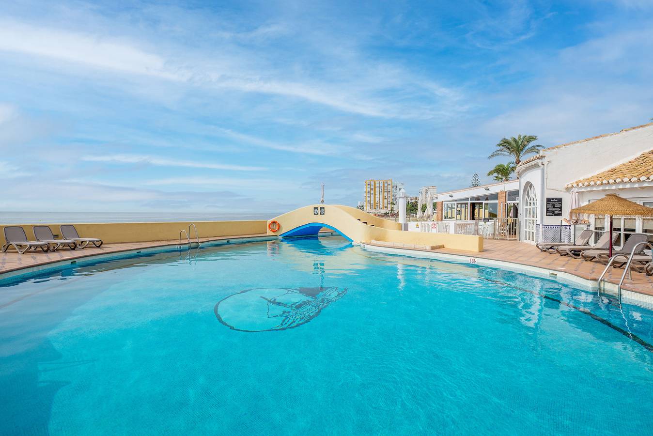 Entire apartment, Doña Lola Sea View Apartment with Shared Pool & Wi-Fi in Urbanizacion Calahonda, Mijas
