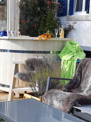 Gîte pour 18 personnes, avec sauna et terrasse ainsi que jardin et jacuzzi, animaux acceptés dans le Doubs