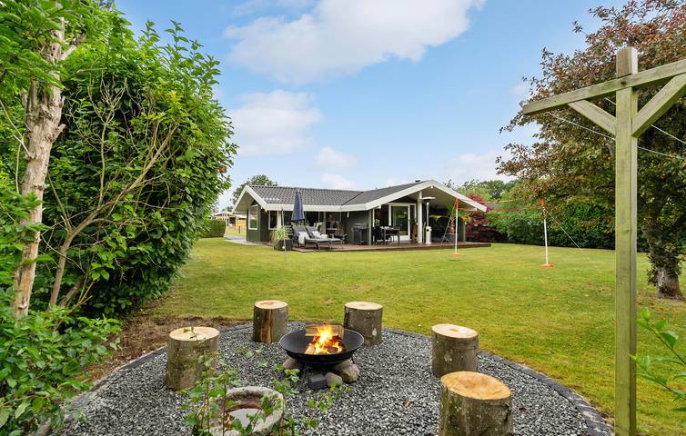Ferieudlejning for 7 personer, med Terrasse og Have i Hasmark