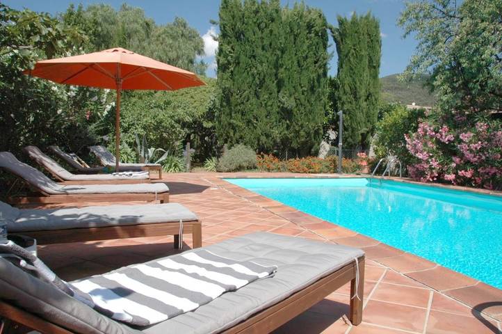 Location de vacances pour 2 personnes, avec Terrasse ainsi que Jardin et Piscine à La Farlède