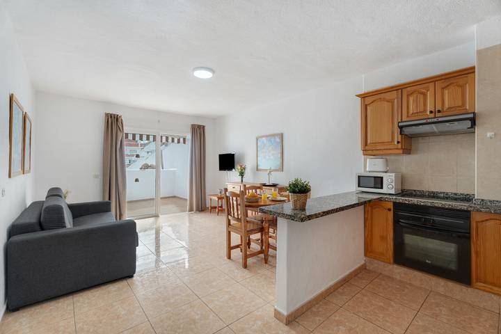 Sun and Calm Las Floritas with Shared Pool, Private Terrace and Wi-Fi in Playa de las Américas, Arona