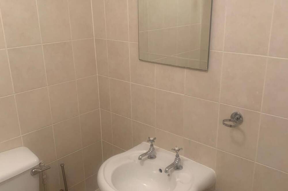 Entire apartment, Relaxing Balcony Views Mullingar Self Catering Apartment on Park Hotel Grounds in Mullingar, County Westmeath