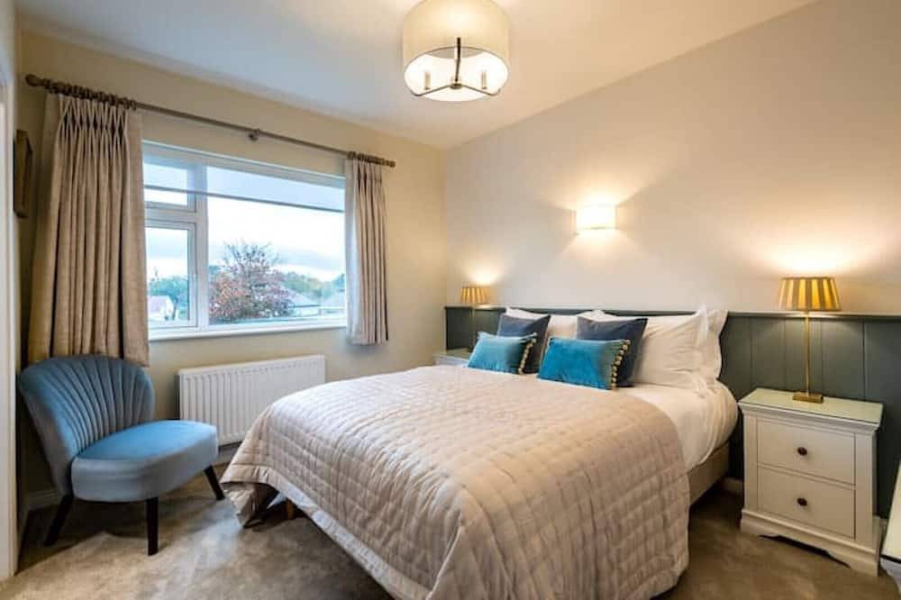 \nluxury House Walk to Killarney Town & Killarney National Park – Sleeps 12 in Scrahane, Killarney