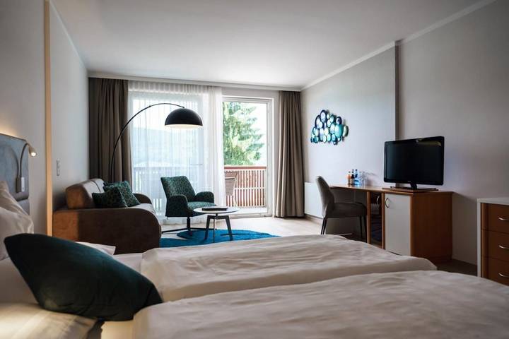 Hotel, mit Balkon und Terrasse sowie Garten und Ausblick in Schiefling am See - 3