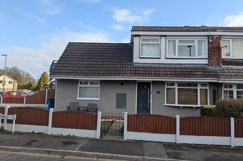 Charming Home • Office • x2 Living Rooms • Driveway Parking in Leigh, Grand Manchester